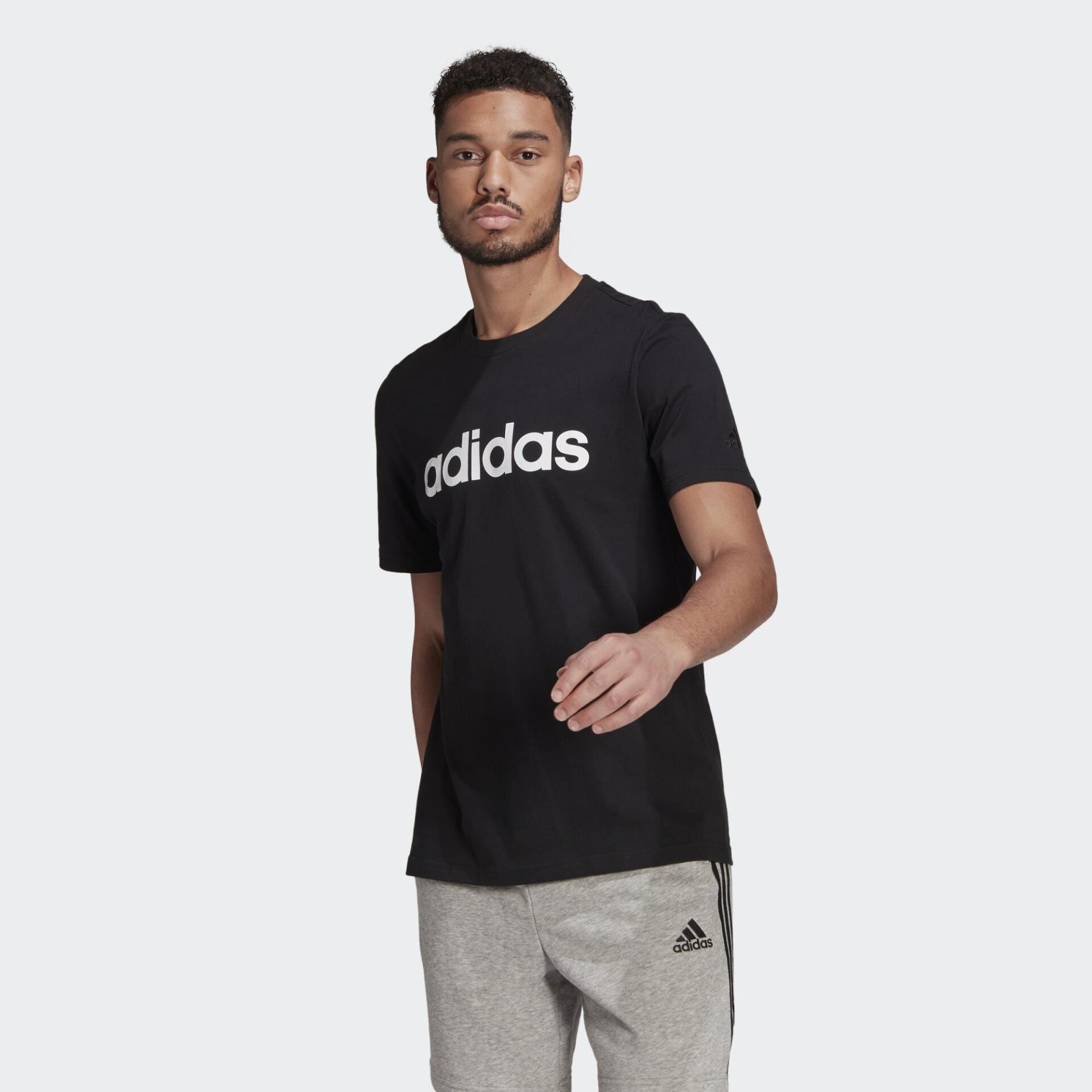 Adidas Essentials Embroidered Linear Logo Erkek Siyah Tişört GL0057